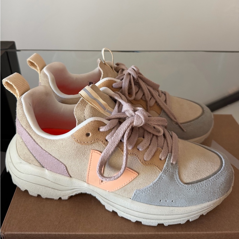 Veja Sneakers EUC includes box